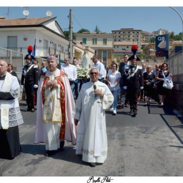 Ponte. La Madonna di Fatima accolta da una folla di fedeli.