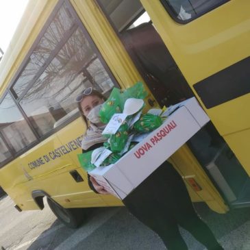 Castelvenere: lo scuolabus consegna uova di Pasqua ai bambini