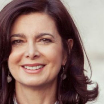 App Immuni: mamma con bimbo in braccio, la Boldrini sottolinea gli “anacronistici stereotipi”