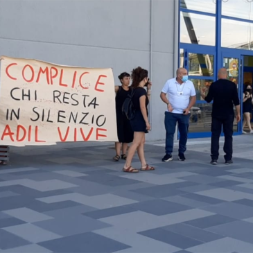 Benevento, protesta davanti da Lidl per ricordare il sindacalista Adil Belakhdim