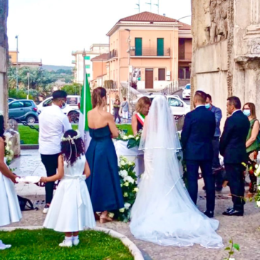 Matrimoni civili, per la prima volta un “si” sotto l’Arco di Traiano. Le foto