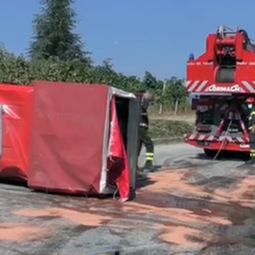 Si ribalta camion dei vigili del fuoco sulla strada tra Ponte e Torrecuso: sei feriti