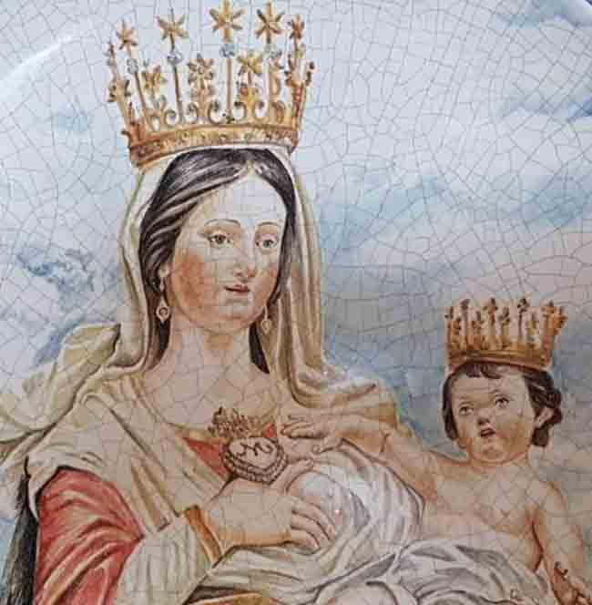 La Madonna delle Grazie raffigurata su ceramica, foto d'archivio