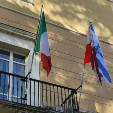 Benevento, il Comune espone la bandiera d’Israele