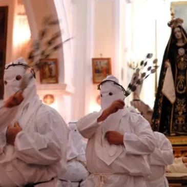 San Lorenzo Maggiore, Venerdì Santo la processione dei Battenti