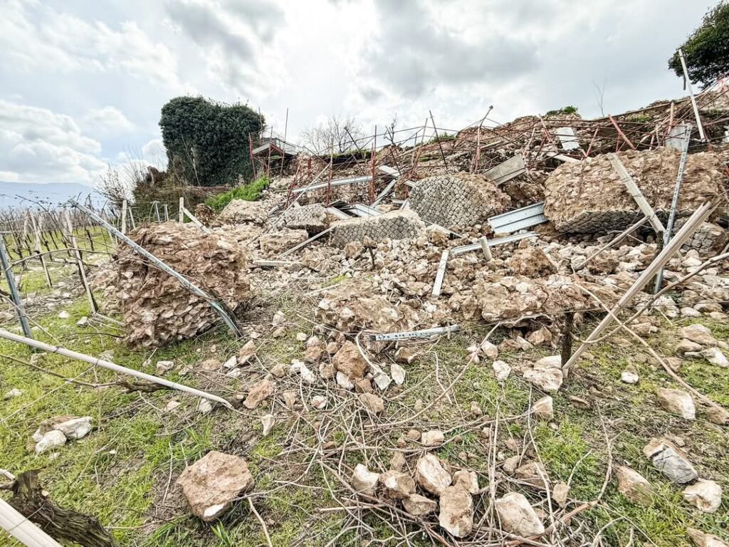 San Salvatore, il parziale crollo della cinta muraria di Telesia